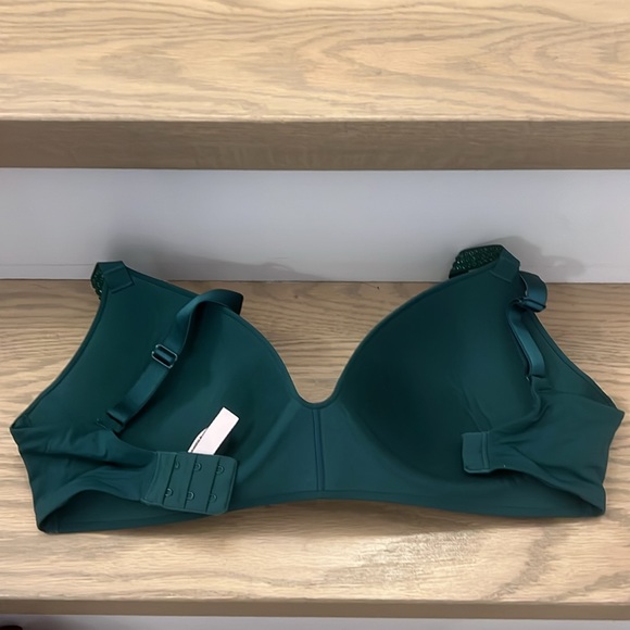 3 for 20$ Victoria’s Secret wireless bra with sparkle accent straps - Picture 2 of 3